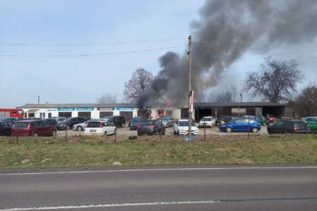 Pożar warsztatu samochodowego w Brodzicy (była baza Kółka Rolniczego Brodzica i Wolica)