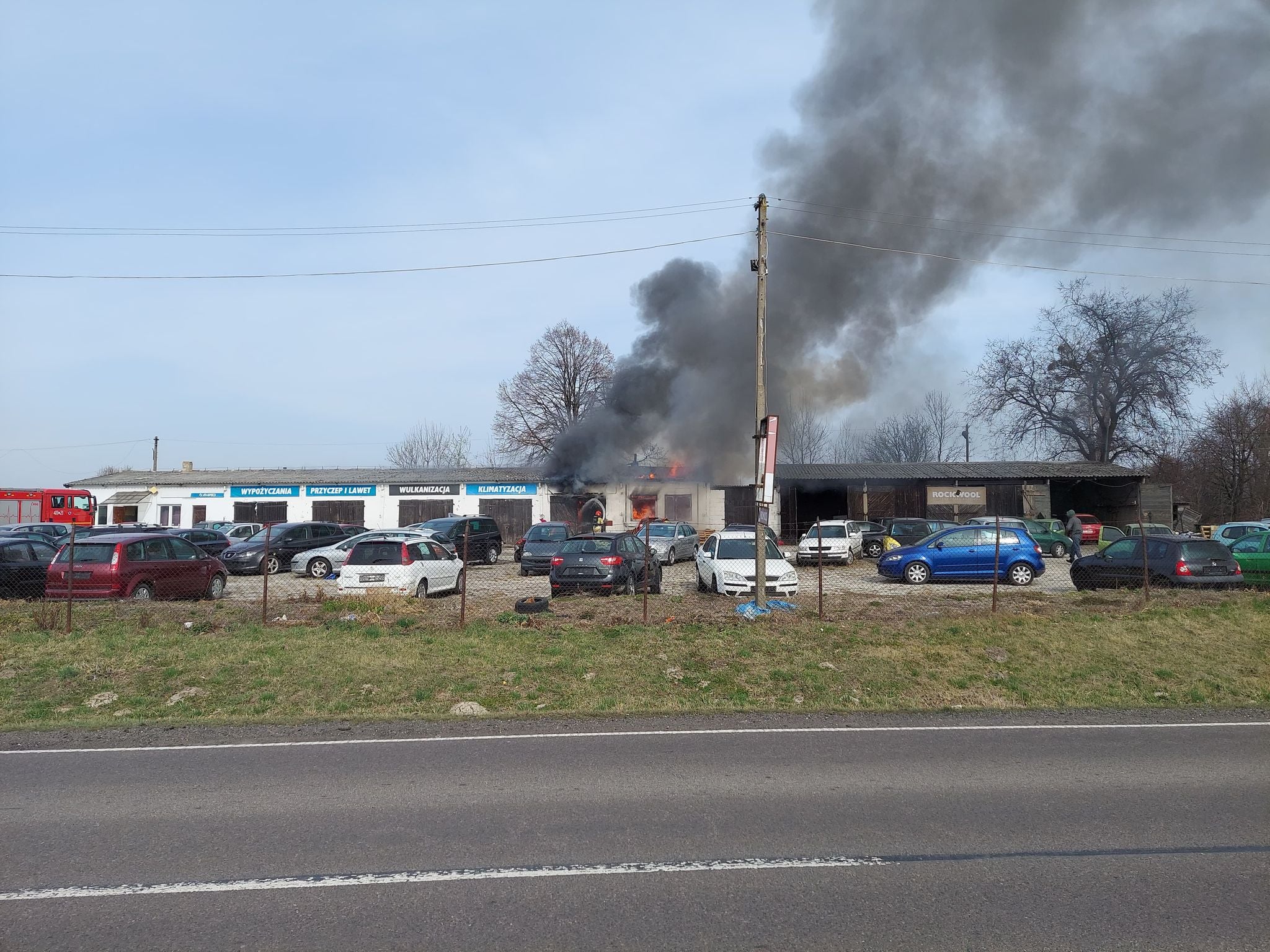 Pożar warsztatu samochodowego w Brodzicy (była baza Kółka Rolniczego Brodzica i Wolica)