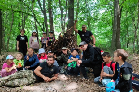 Zajęcia z survivalowe w Brodzicy, zorganizowane przez GOK Hrubieszów.